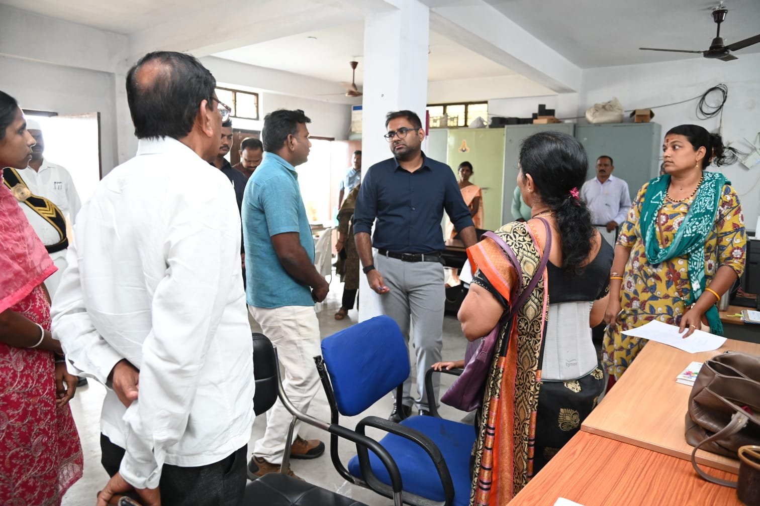   సుల్తానాబాద్ మండలంలోని సంక్షేమ సంస్థలు, బాల రక్ష భవన్‌ను ఆకస్మికంగా తనిఖీ చేసిన జిల్లా కలెక్టర్